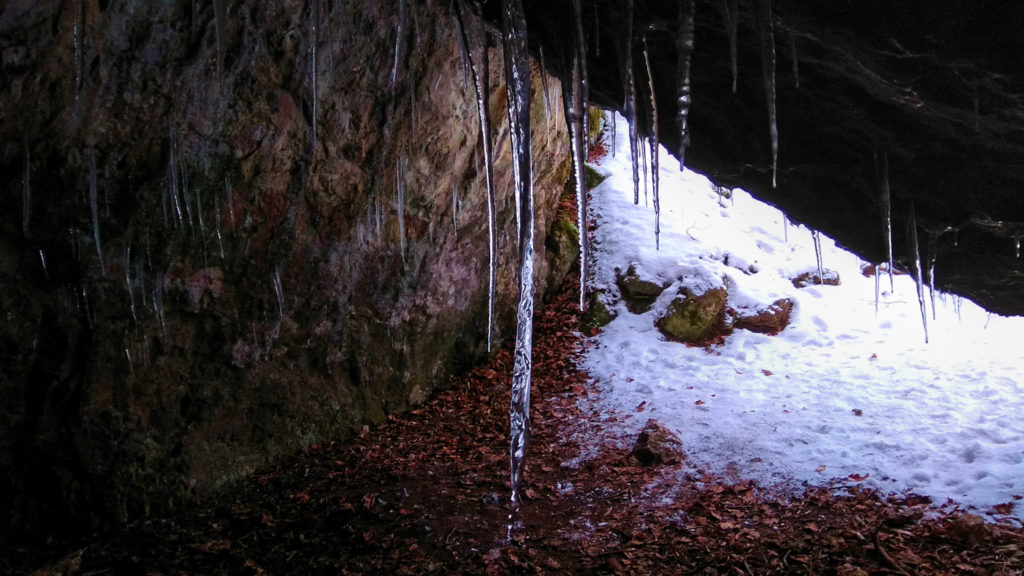 Lodowy stalaktyt w jaskini Piekło obok Chęcin.