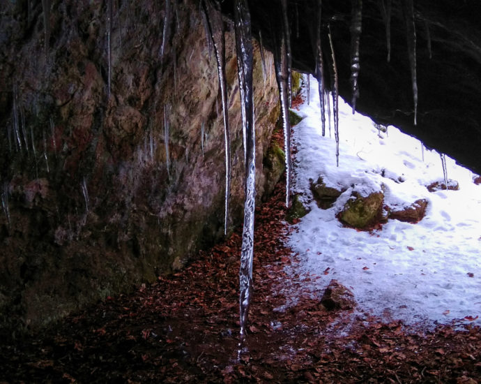 Lodowy kieł. Stalaktyt Piekło Skibskie Chęciny