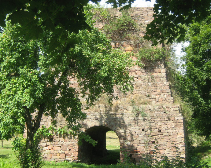 Wielki piec, ruiny, Kuźniaki, świętokrzyskie