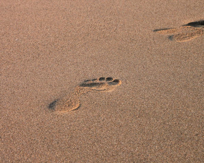 Ślady stóp na plaży
