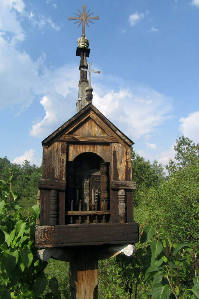 Drewniana kapliczka na słupie