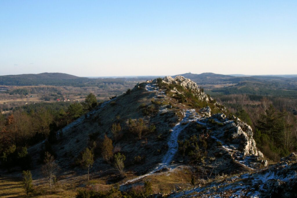 Skały, śnieg, zamek