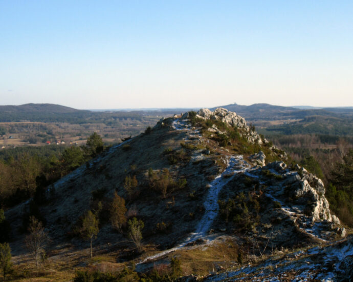 Skały, śnieg, zamek