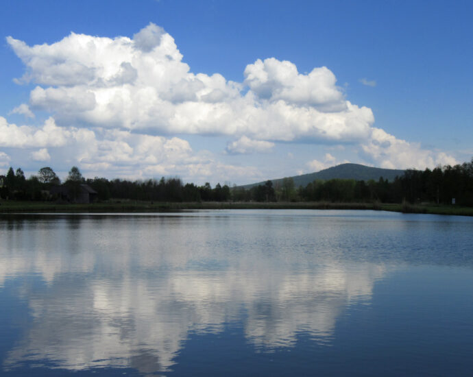 Tafla wody, chmury, Łysica