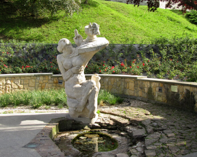 Rzeźba, źródełko Biruty, trawnik, Kielce